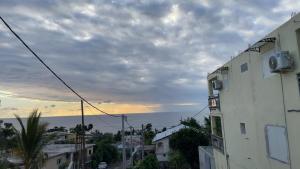 a view of the ocean from a building at Le Studio Marin in Bouéni