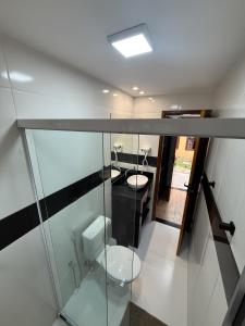 イーリャ・グランデにあるSuítes Refúgioのバスルーム(洗面台2台、トイレ付) +20枚の写真