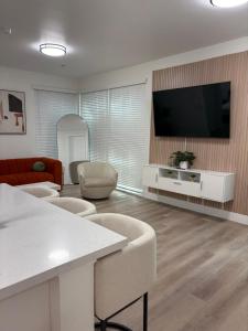 TV/trung tâm giải trí tại Modern Crypto Luxury Living