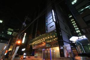 ソウルにあるジ エース ホテルの夜の街路灯付きの建物