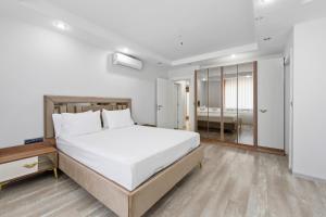 Ένα ή περισσότερα κρεβάτια σε δωμάτιο στο River Park Residence Lara +30 φωτογραφίες