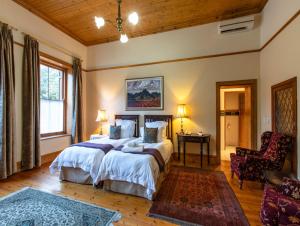 Postel nebo postele na pokoji v ubytování Evergreen Manor and Spa