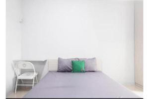 Postel nebo postele na pokoji v ubytování Hotel O Jatibening Residence Syariah