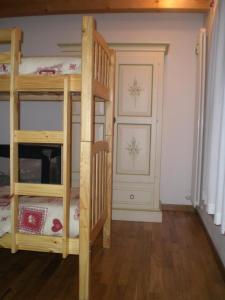 a bedroom with two bunk beds and a door at La Casa nella Vecchia Ferrovia in Arsiero