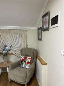 戈里察villa dervishaj的带椅子和桌子的客厅