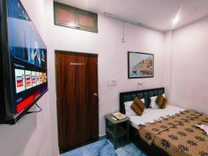 Ένα ή περισσότερα κρεβάτια σε δωμάτιο στο GLORY RESIDENCY & cafe