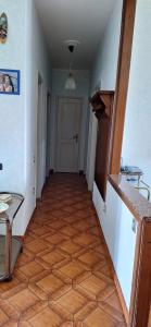 un pasillo con suelo de madera en una casa en Fiorella's House, en Collegno