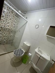 um banheiro branco com vaso sanitário e chuveiro em Cepop Campos 1 em Campos dos Goytacazes