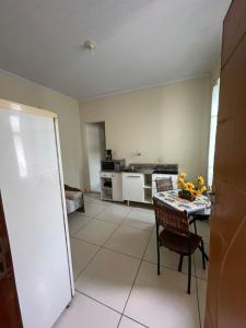 uma sala de estar com uma mesa e uma cozinha em Cepop Campos 1 em Campos dos Goytacazes