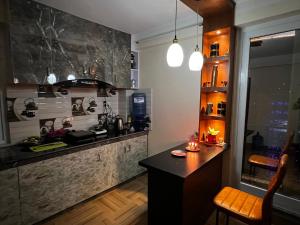 une cuisine avec un comptoir et un bar dans l'établissement Bista Niwas, à Bhaktapur 25 autres photos