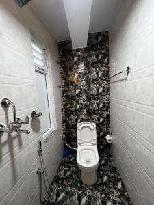 La salle de bains est pourvue de toilettes et de carrelage. dans l'établissement Bista Niwas, à Bhaktapur
