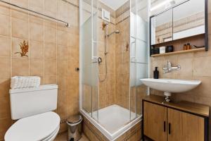 a bathroom with a shower and a toilet and a sink at Lake View Studio 1 - 2 Personen I See - Bergsicht I 40" Smart TV I Dusche, Fahrstuhl und Parkplatz in Ingenbohl