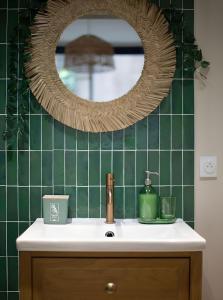 AuteriveにあるSuite Marrakech - Balnéo Privée - Netflixの洗面台と鏡のあるバスルーム