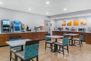 Příslušenství pro přípravu čaje a kávy v ubytování Comfort Suites Auburn Hills-Detroit