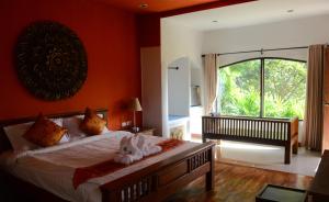 ein Schlafzimmer mit einem Bett, auf dem ein Stofftier liegt in der Unterkunft The Moon Rabbit Resort Pai in Pai