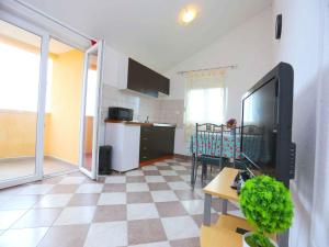 TV a/nebo společenská místnost v ubytování Apartment in Kakma - Biograd Riviera 40380