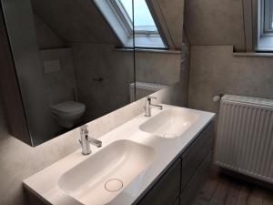 Koupelna v ubytování De Horizon in de Westhoek + 31 fotografií