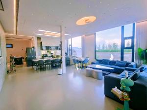 een woonkamer met blauwe banken en een tafel en stoelen bij 7star in Guilin