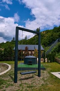 un columpio en el patio de una casa en stream housee, en Slavske 7 fotos más