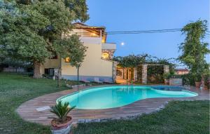 basen na podwórku domu w obiekcie Two-Bedroom Apartment In Veli Jezenj w mieście Veli Ježenj