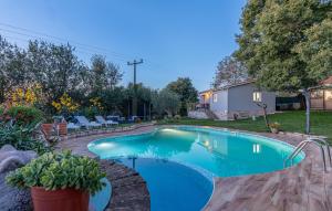 basen na podwórku domu w obiekcie Two-Bedroom Apartment In Veli Jezenj w mieście Veli Ježenj +27 zdjęć