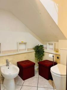 een badkamer met een wit toilet en een wastafel bij Hello Verona Rooms in Verona +25 foto's