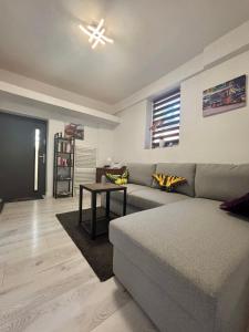 een woonkamer met een bank en een tafel bij Elephant Studio in Wrocław