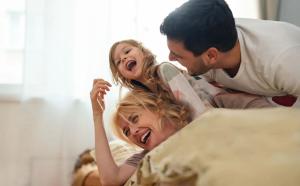 波普拉德Apartment Poprad - Tatra Elegant, Near High Tatras, Free Parking, Modern Stay的和小女孩一起玩耍的男人和女人