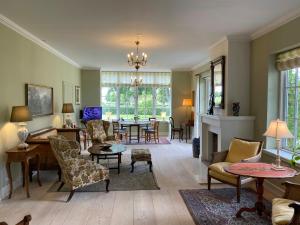RingeにあるManor House Overlooking Fields And Gardenのテーブルと椅子のあるリビングルーム