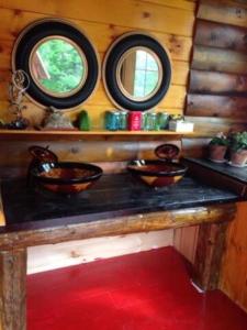 une pièce avec deux bols sur un comptoir avec deux fenêtres dans l'établissement Cozy Tented Cabin Rental near the Hudson River in Upstate New York, à North River