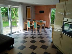a kitchen and dining room with a table and chairs at Appartement Rdc in Wawern