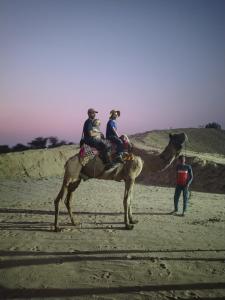 Επισκέπτες που μένουν στο raju shing desert safari