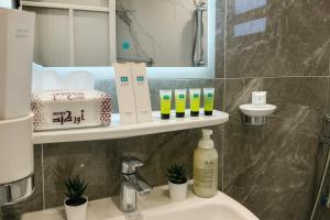 a bathroom with a sink and a mirror at شقة هادئة بتصميم انيق ثلاث غرف ودخول ذاتي in Al Khobar