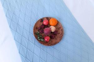 un cupcake al cioccolato con frutta sopra di Dali Linghaoyun Homestay a Dali