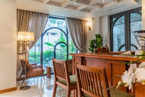 Khu vực ghế ngồi tại Misaki HCM Airport Hotel