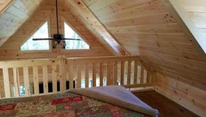 une chambre dans une cabane en rondins avec une fenêtre dans l'établissement Cozy Family-Friendly Cabin with Private Outdoor Jacuzzi near Huntington, West Virginia, à Genoa 19 autres photos