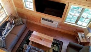 vue aérienne d'un salon avec une télévision à écran plat dans l'établissement Cozy Family-Friendly Cabin with Private Outdoor Jacuzzi near Huntington, West Virginia, à Genoa