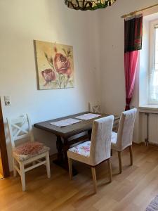 a dining room with a table and two chairs at Ferienwohnung Hakuna Matata in Bad Aussee