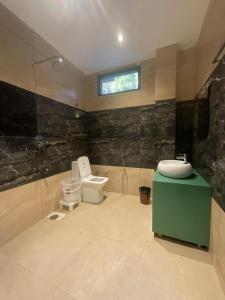 Ένα μπάνιο στο Crown plaza hotel and cafe