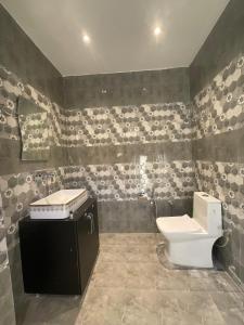 Ένα μπάνιο στο Crown plaza hotel and cafe