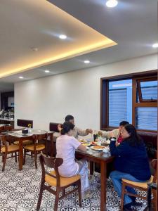 Επισκέπτες που μένουν στο Luxe Paradise Premium Hotel Nguyen Khac Hieu