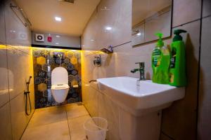 Koupelna v ubytování Whispering Waters Houseboat