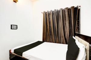 une chambre avec un lit et une fenêtre dans l'établissement Hotel O Raj Mahal, à Jabalpur 22 autres photos