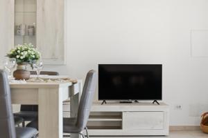 Μια τηλεόραση ή/και κέντρο ψυχαγωγίας στο Figarolo apartment by Residence Moresca