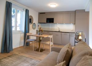 a living room with a couch and a table at Design-Studio nahe der Piste Lenzerheide in Lenzerheide