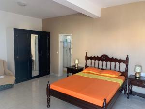 a bedroom with a bed with an orange comforter at CA FILO in Espargos