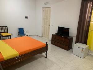 a bedroom with a bed and a tv and two chairs at CA FILO in Espargos
