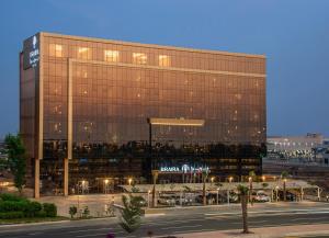 吉赞Braira Jazan Hotel的一座前面有街道的大楼