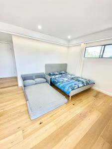 een slaapkamer met een bed en een raam bij Master room with Ensuite Near Train Station Airport in Revesby