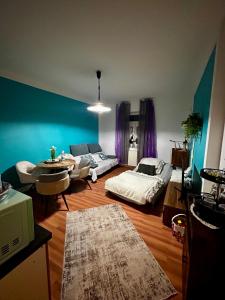 ein Wohnzimmer mit zwei Betten und einem Tisch in der Unterkunft Ferienwohnung HAPPYHOME Bahnhofnah gemütlich familiär in Arnstadt